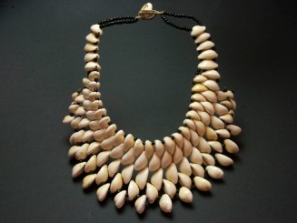 Cowrie shells necklace (large)